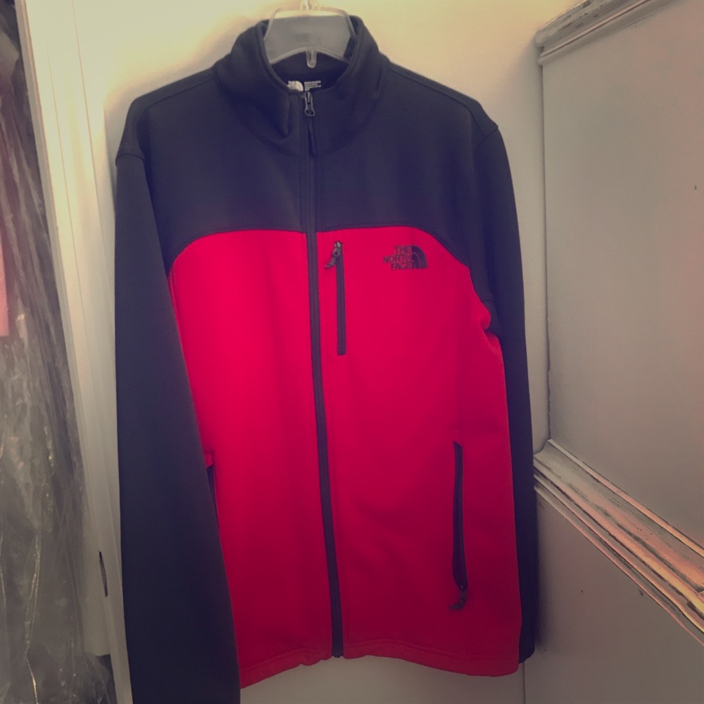 Small men’s zip up